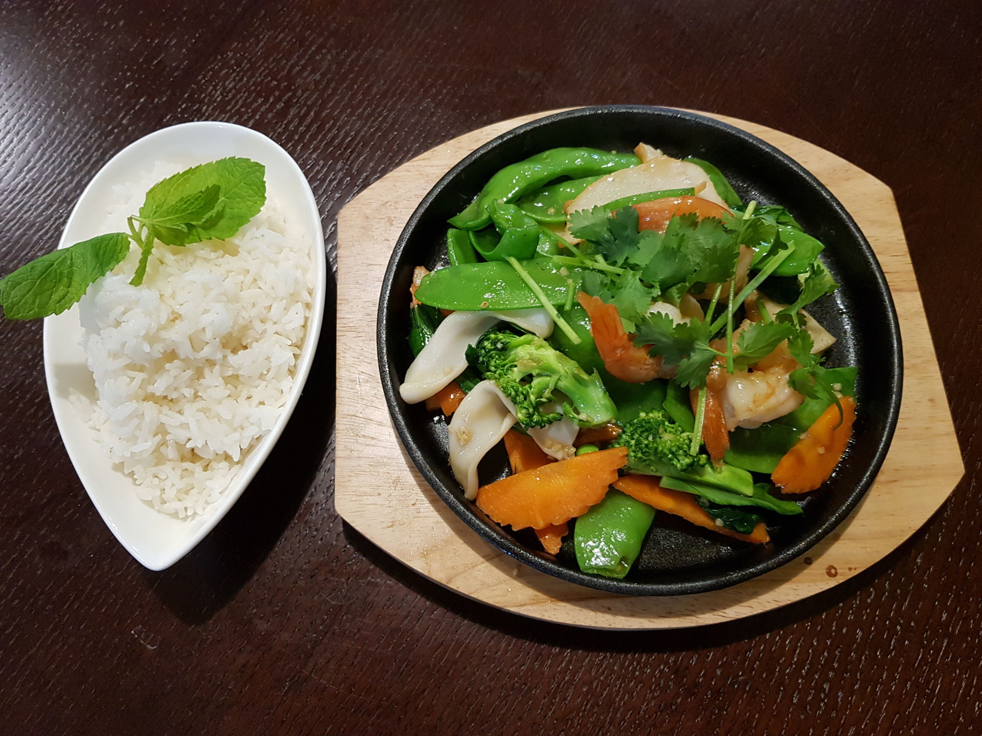 Rau Xào Đồ Biển Trên Đĩa Nóng – Seafood with Snowpeas &amp; Mixed Vegetables