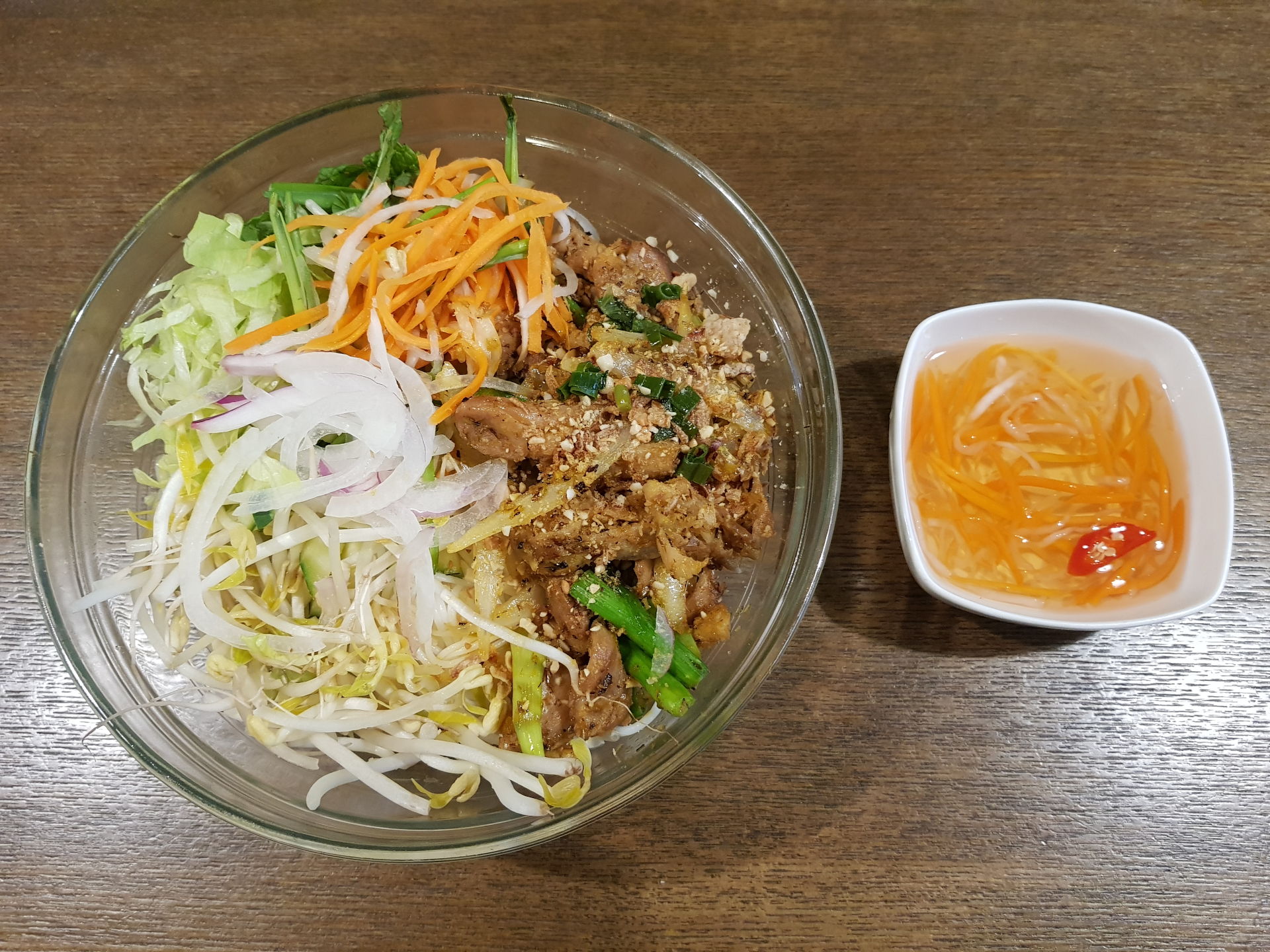 Bún Gà Xào Xả -    Rice Noodles with Stir Fried Lemongrass Chicken.