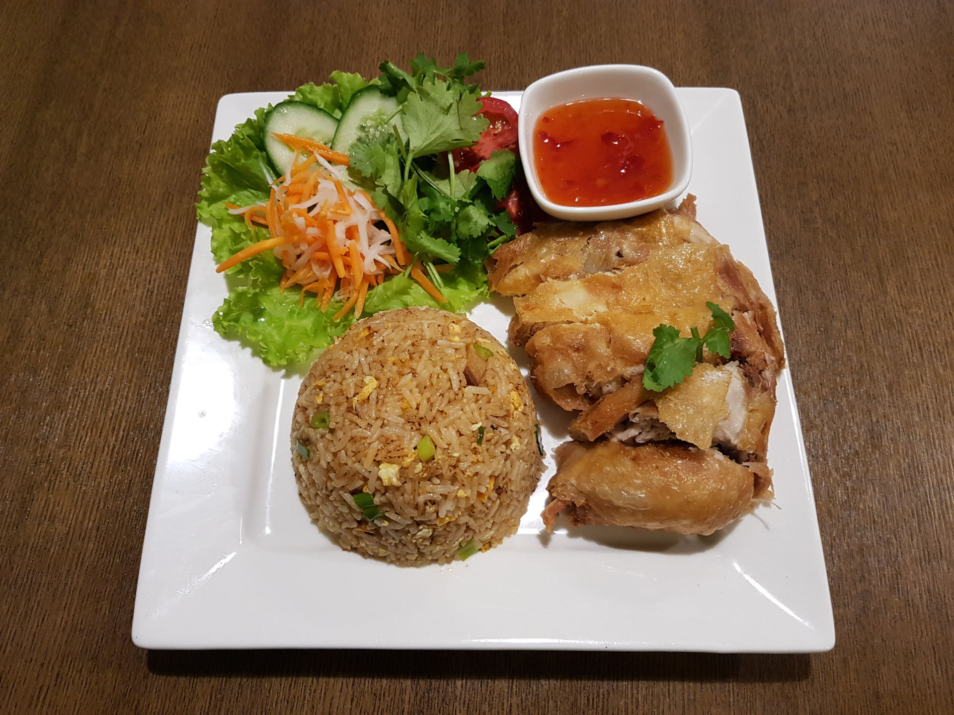 Crispy chicken with red rice.